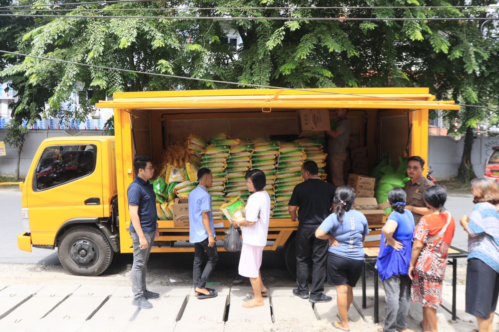 Antusias Warga Kec. Medan Tuntungan Serbu Mobil Pasar Keliling